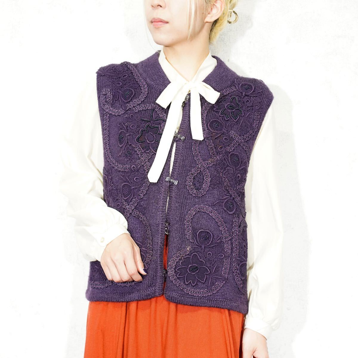 RETRO VINTAGE RIBBON BUTTON EMBROIDERY DESIGN KNIT VEST/レトロ古着リボンボタン刺繍デザインニットベスト拍卖