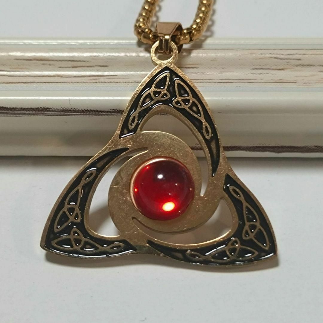 ゴールドトライアングルネックレス 赤いストーン付き トリケトラ ケルティック拍卖