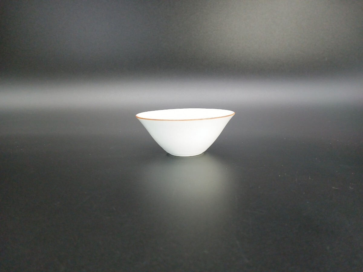 雪白磁盃 圓田拓男作 美術年鑑掲載作家 共箱 盃 ぐい呑 ぐい呑み 酒器 酒盃 陶芸作家 有田焼 手作り やきもの 焼物 磁器 拍卖