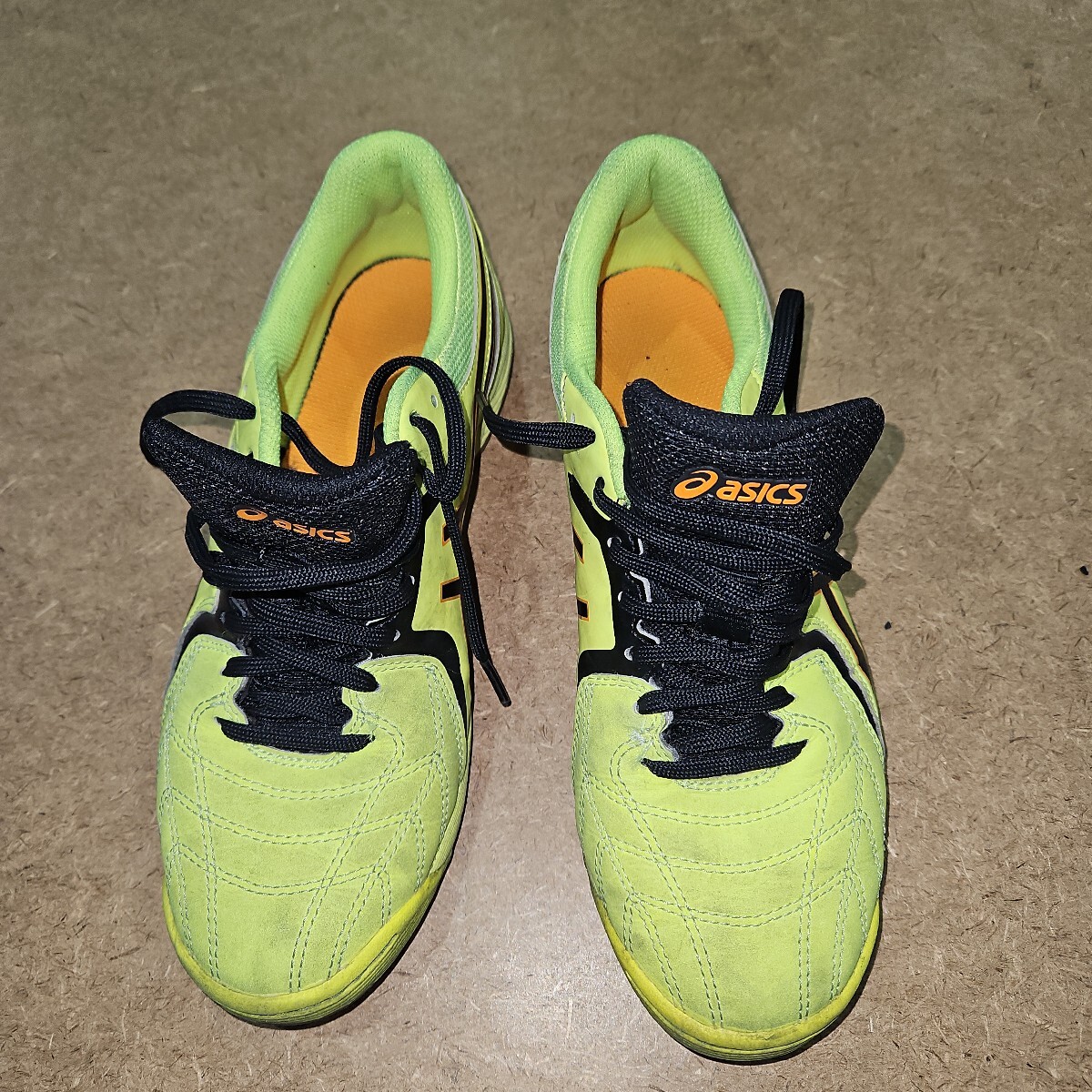 アシックス フットサルシューズ(黄×黒)25㎝拍卖