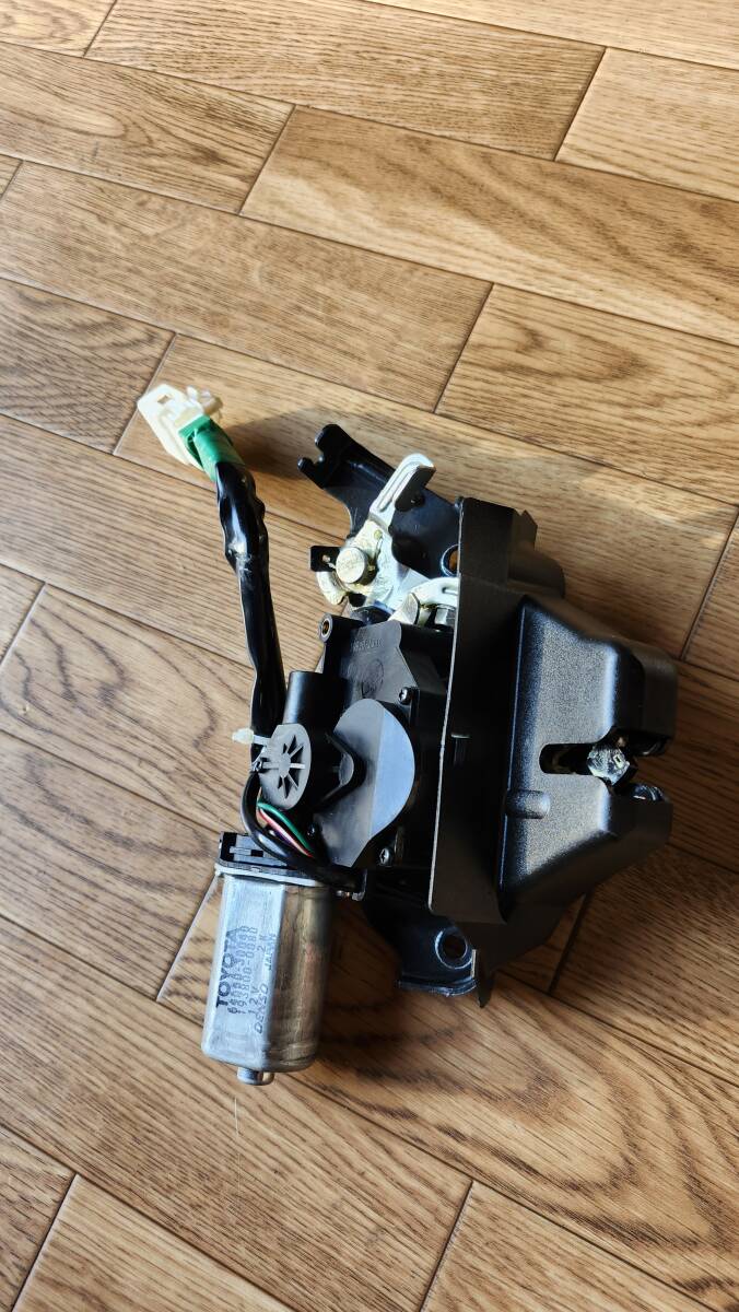 KAMC★トヨタ 20クラウンロイヤル★純正★トランク バックドアクローザーモーター★64650-30040★部品取り車/ホワイトパール/TOYOTA拍卖