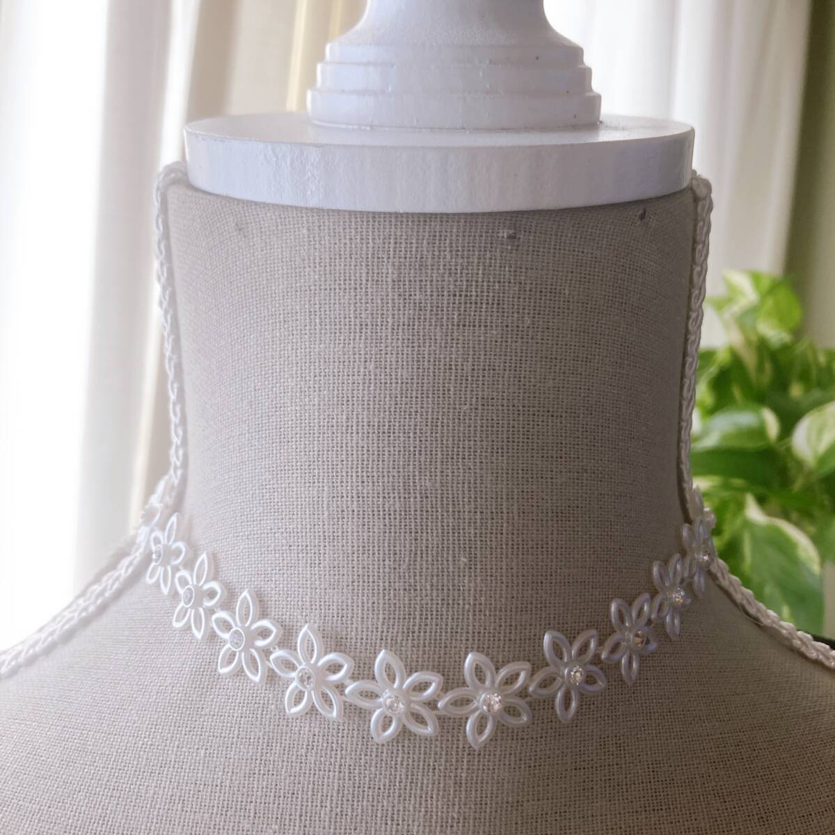 チョーカーネックレス フラワー ホワイト 白花 ビジュー ゴールド 美品 かわいい☆Vintage jewelry accessories R0218拍卖