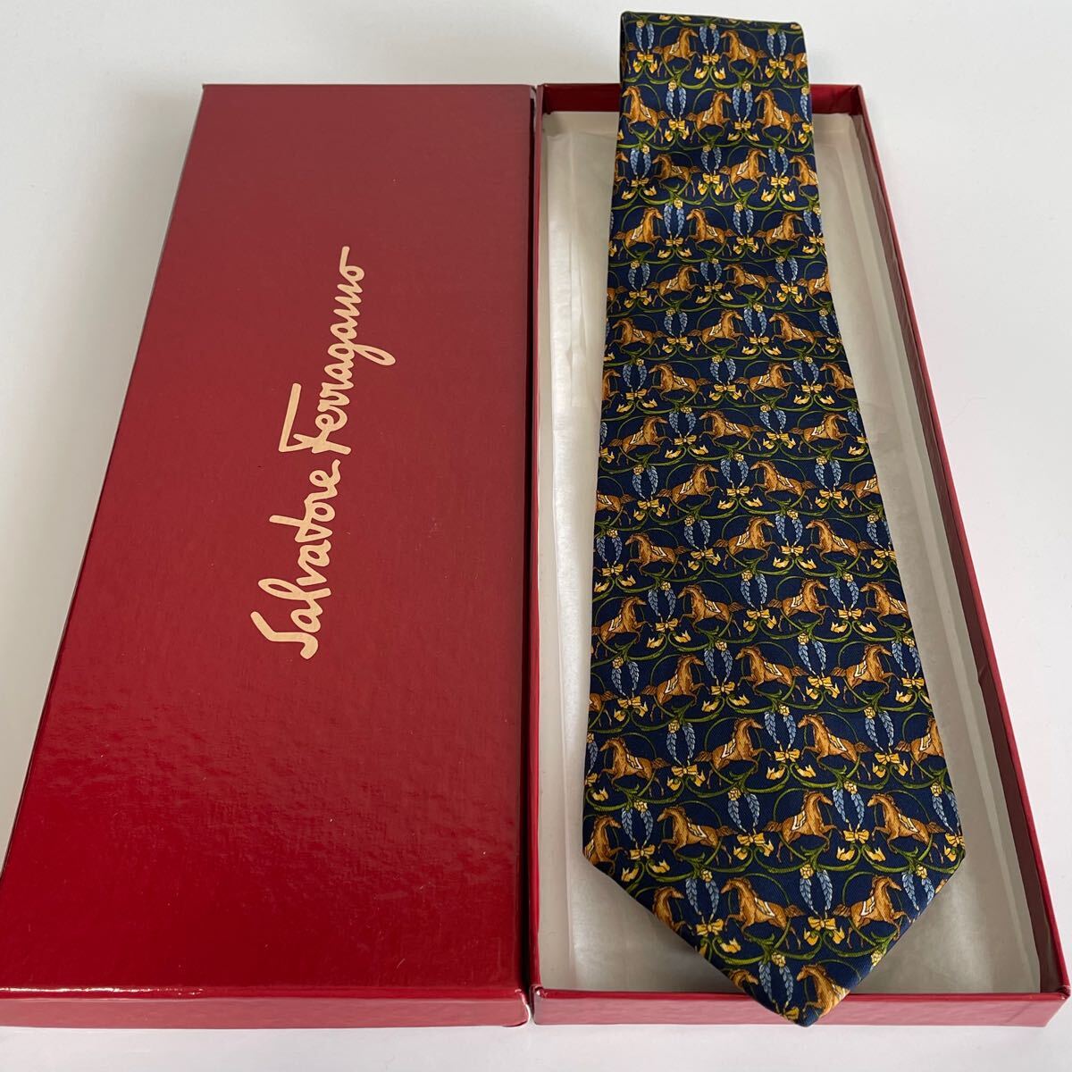 Salvatore Ferragamo(サルヴァトーレフェラガモ)紺馬緑アーチデザインネクタイ拍卖