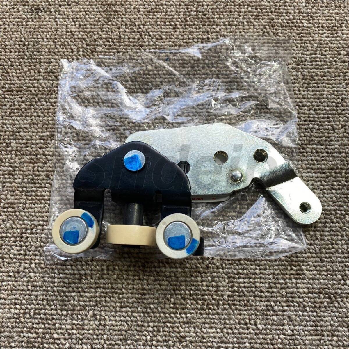 【新品】トヨタ純正 200系 ハイエース レジアスエース スライドドアロアローラー ベース 右★ Sliding door lower roller base RH拍卖