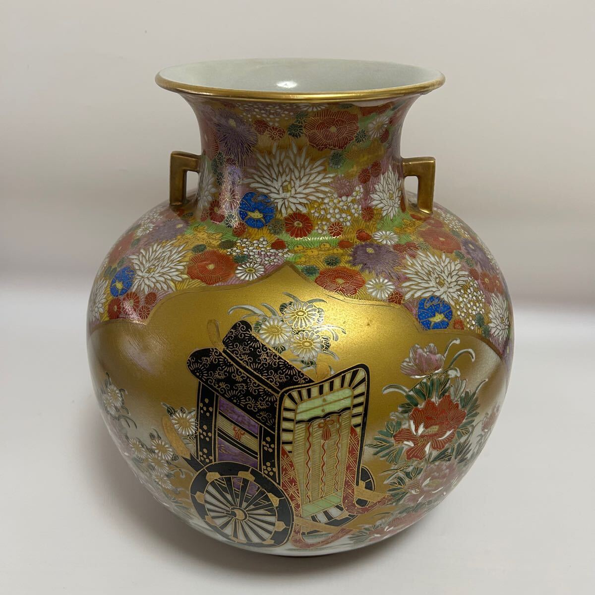 花瓶 飾壺 花器 花入 御所車 九谷焼 星昭造 金彩 色絵 置物 インテリア フラワーベース アンティーク 3lou拍卖