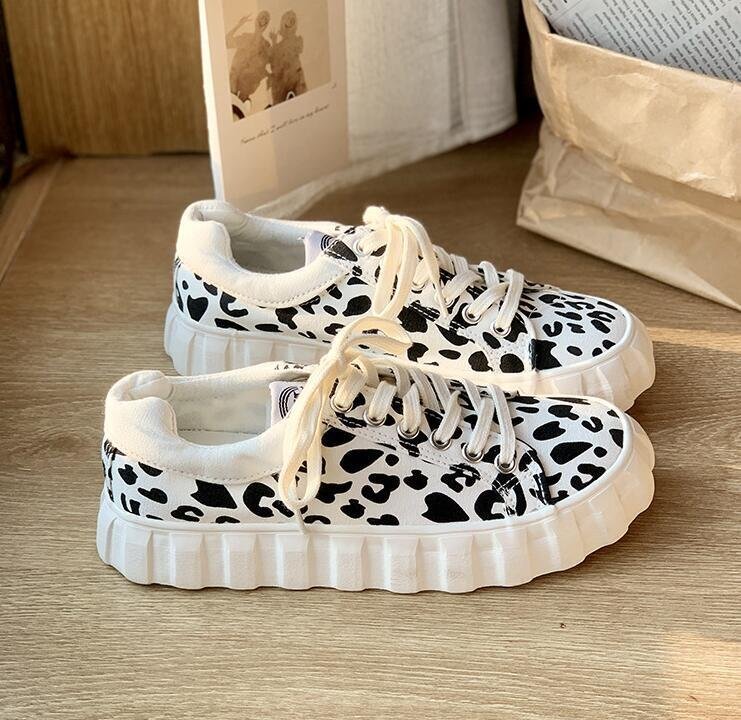OHJ945★ 秋 スニーカー レディース おしゃれ 人気 ぺたんこ レースアップ ローカット ヒョウ柄 やすい レオパード柄 ホワイト拍卖