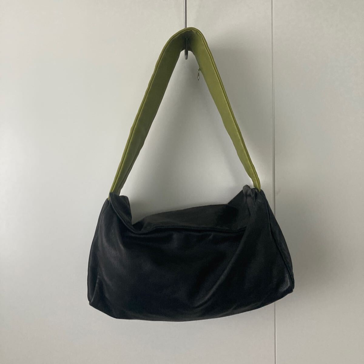 黒と緑のレザーショルダーバッグ拍卖