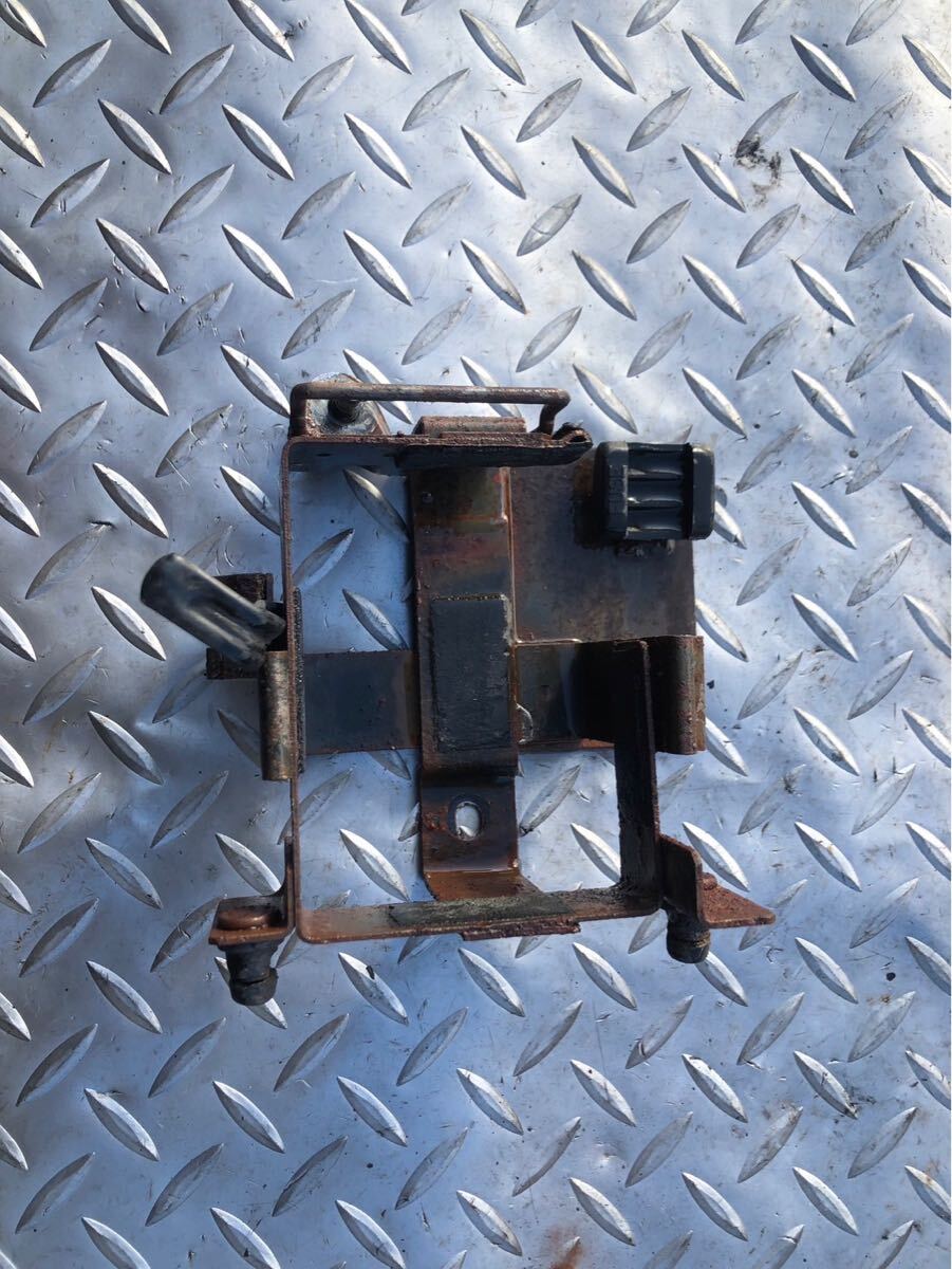 56706■ ホンダ ジャズ AC09 (100番台〜) バッテリーケース拍卖