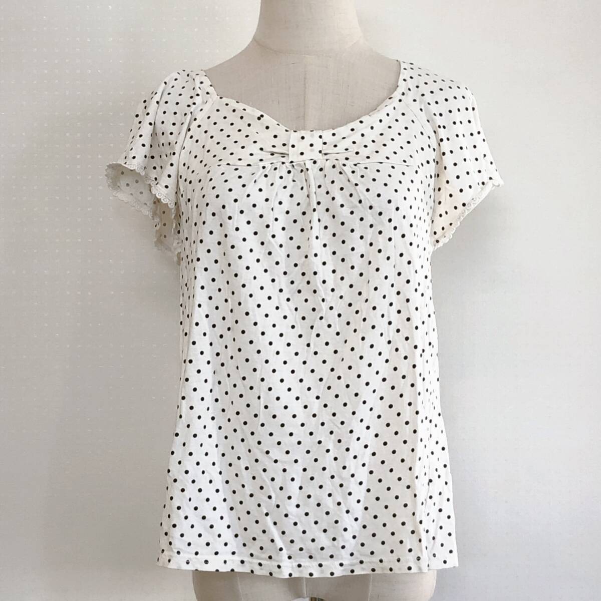 Y1467 美品 earth music&ecology レディース トップス シャツ 半袖 薄手 伸縮性 丸首 ドット 水玉 綿100% シンプル カジュアル 涼しげ 夏 拍卖