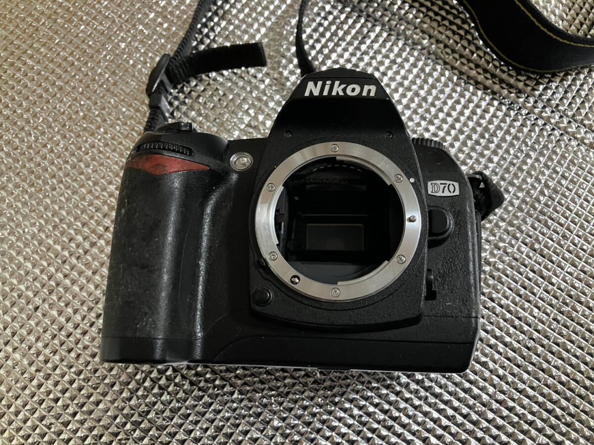 Nikon ニコン D70 デジタル一眼レフカメラ★中古品 ジャンク品 ボディ、バッテリー、ストラップ、動作未確認拍卖