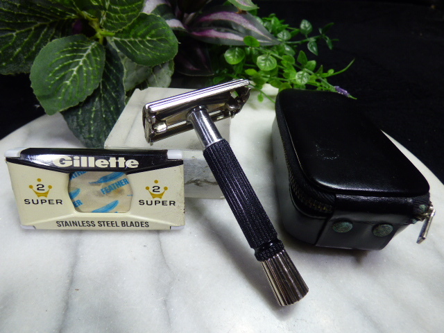 ほ136.Gillette ジレット 両刃 カミソリ ホルダー USA製 レザーケース付き T字 剃刀 髭剃り 昭和レトロ ヴィンテージ アメリカ 替刃拍卖