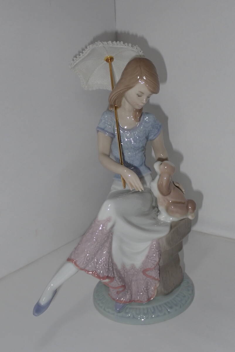LLADRO リヤドロ No.7612 佳人子犬と語る 日傘 箱あり 高さ約22.1㎝ 女性 仔犬 置物 インテリア 陶器拍卖