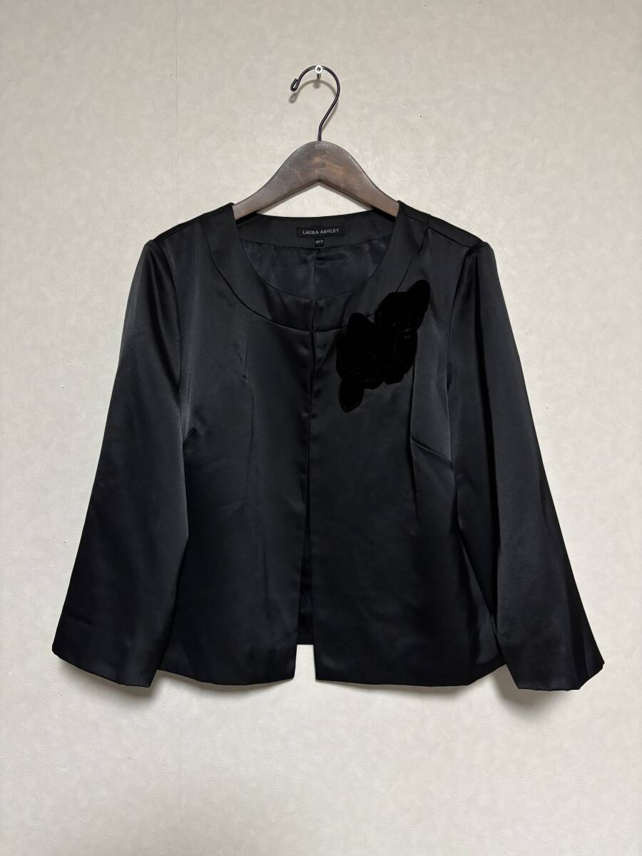 【美品】ローラアシュレイ LAURA ASHLEY ノーカラージャケット 大きいサイズ13号 XL 黒ブラック 花柄コサージュ卒業式入学式フォーマルqkq拍卖