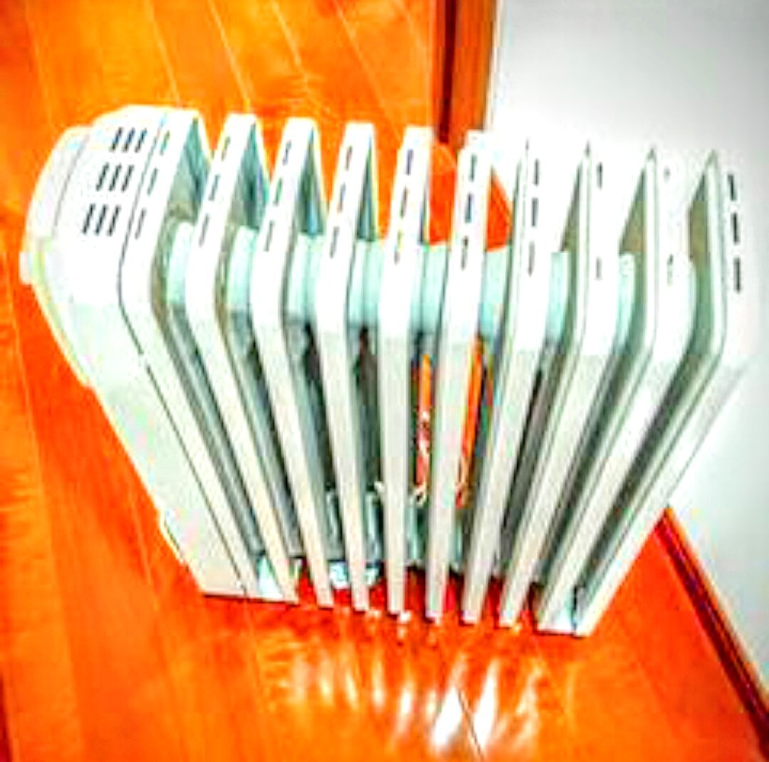 人気のデロンギ オイルヒーター暖房器具 DeLonghi 1500W 9枚羽根の大容量タイプです。お部屋全体を暖め、足元からポカポカと暖かくなり拍卖