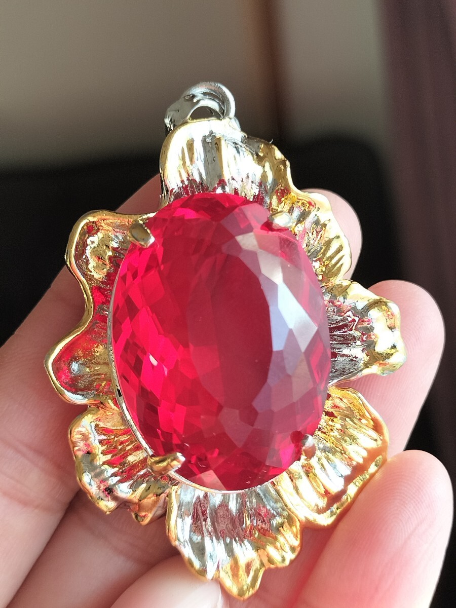 ルビー 赤い宝石 花びらデザイン 鮮やかな色合い 大きなネックレスペンダント拍卖
