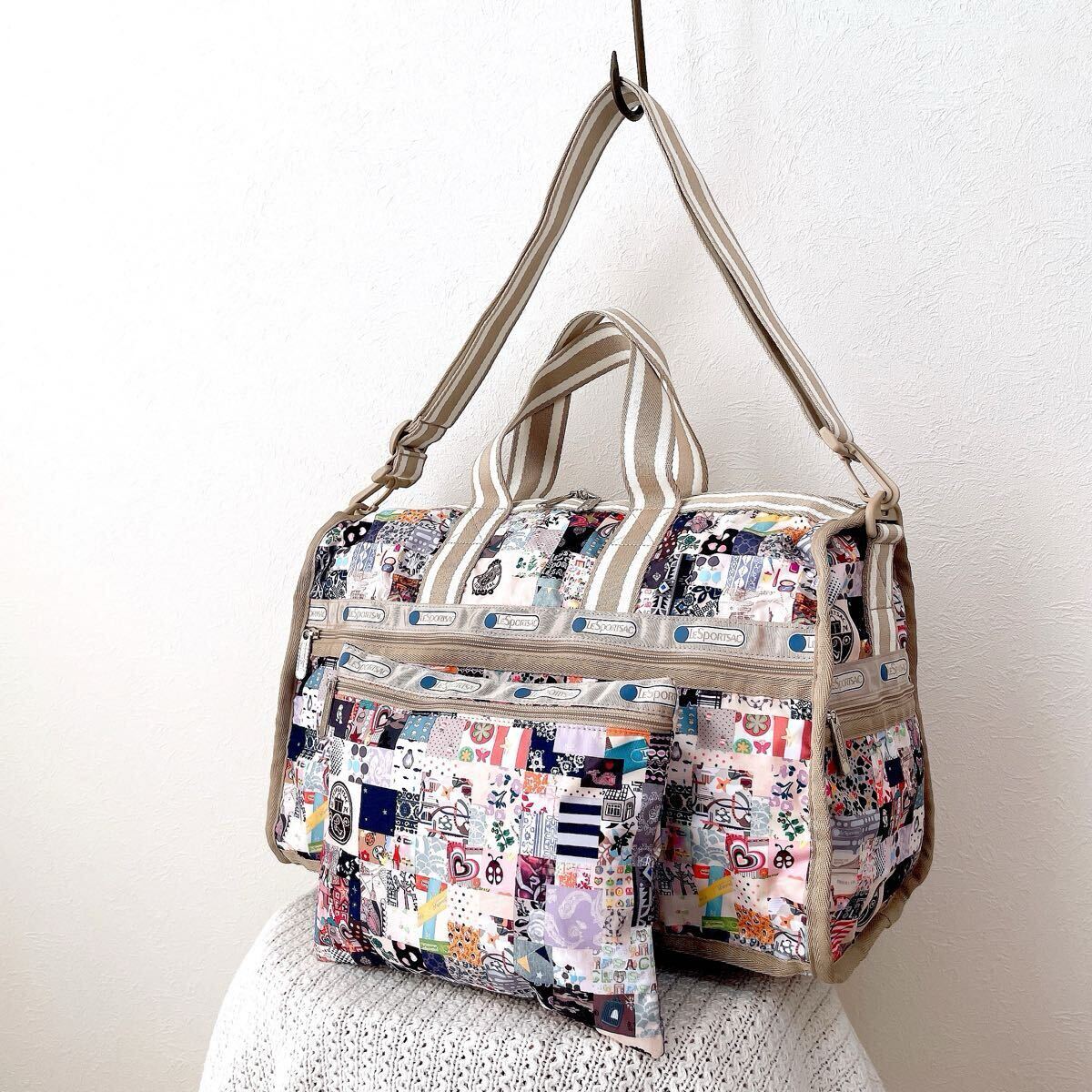 希少30周年 限定ボストンバッグLeSportsacレスポートサック大容量ショルダーバッグ軽量ポーチ付き2点セット パッチワーク総柄ミディアムM拍卖