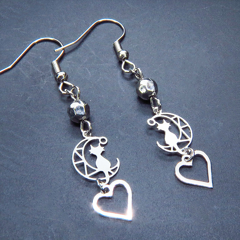 シルバーカラー 猫が乗る透かし三日月とオープンハートのピアス サージカル可拍卖