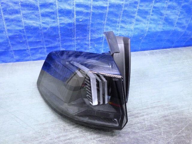 K811 プジョー 5008 P87 後期 左テール LED 9836231680 82170101 美品拍卖