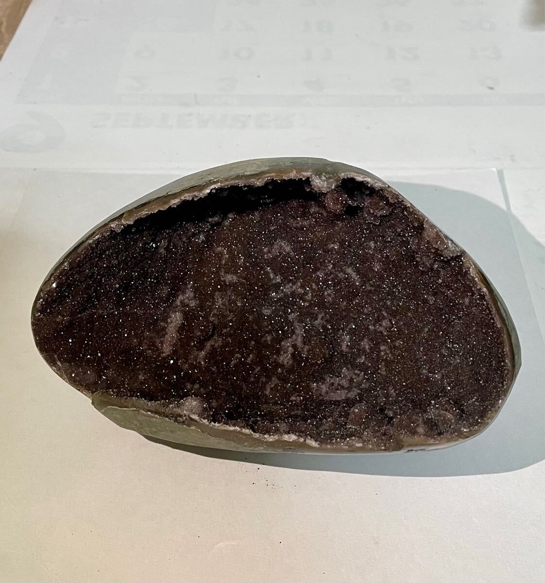 アメジスト レッド マネーボックス 008 水晶ジオード クリスタル パワーストーン 風水晶 魔除 浄化 幸運 天然石 置物 笑口 原石 キラキラ拍卖