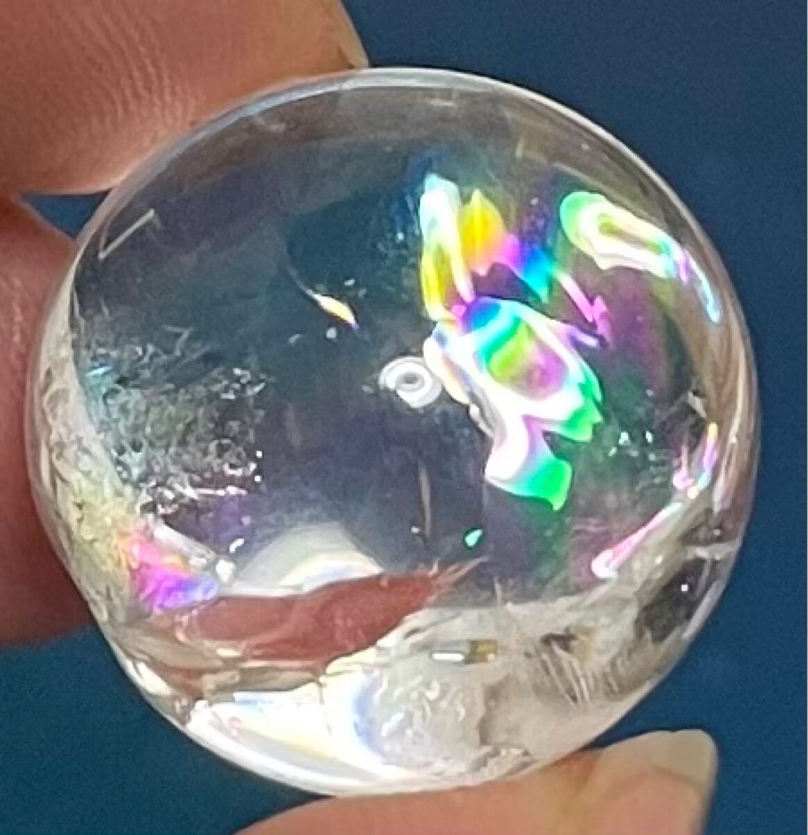 水晶丸玉 アイリス 051 虹入 レインボー クリスタル 天然石スフィア 風水晶 開運 幸運 財運UP 魔除 お守 クォーツ 浄化 パワーストーン拍卖