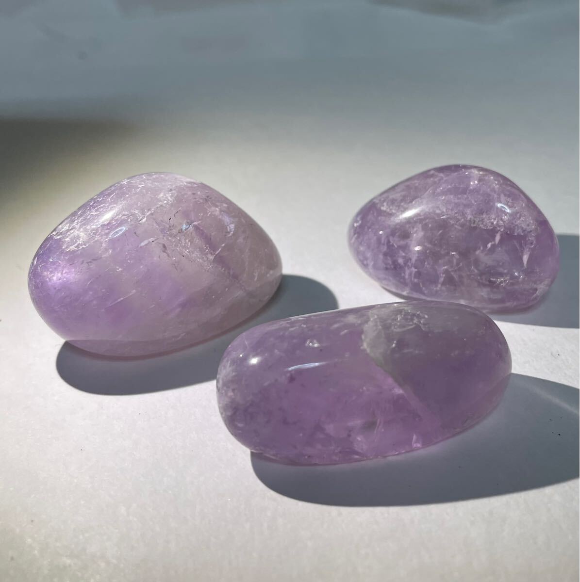 アメジスト タンブル 家庭円満 015 クリスタル 紫水晶 パワーストーン 置物 風水晶 魔除 お守 幸運 浄化 3点セット まとめ売 ラッキー 原石拍卖