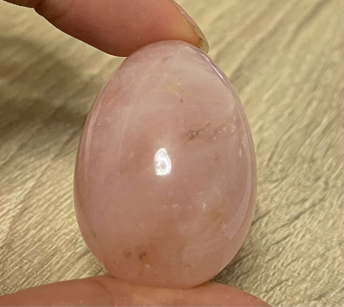 ローズクォーツ エッグ 卵型クリスタル 004 紅水晶 紅石英 天然石 置物インテリア パワーストーン 魔除 お守 恋愛運 風水晶拍卖