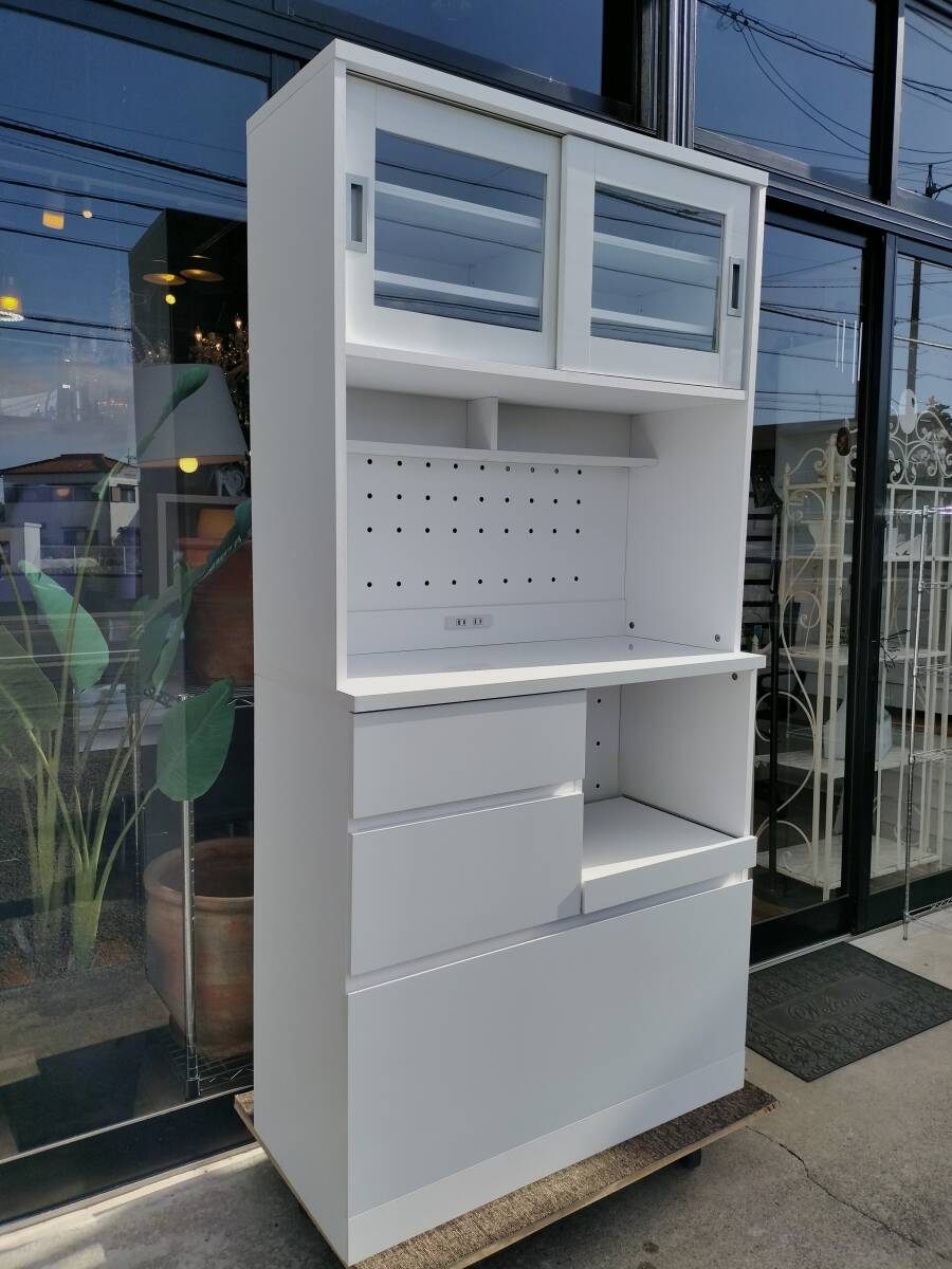 美品【愛知近郊・配送可】モダンデコ 食器棚 幅90cm×奥行41cm×高さ182cm ホワイト 引き戸 引出し コンセント付 スリム 木製 拍卖
