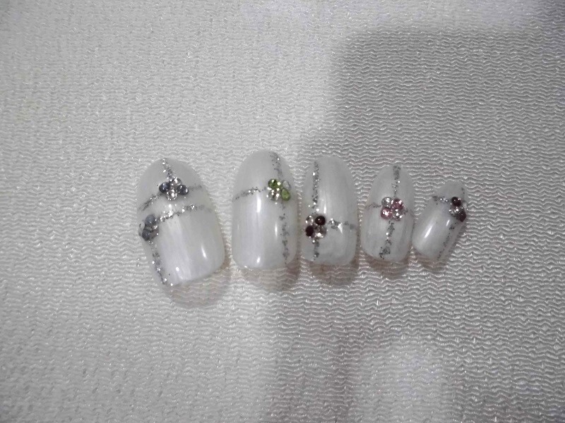 ・(定型外orクリックポスト発送込み) パールホワイトにラメのラインとストーンでネイルチップ ジェル使用作品拍卖
