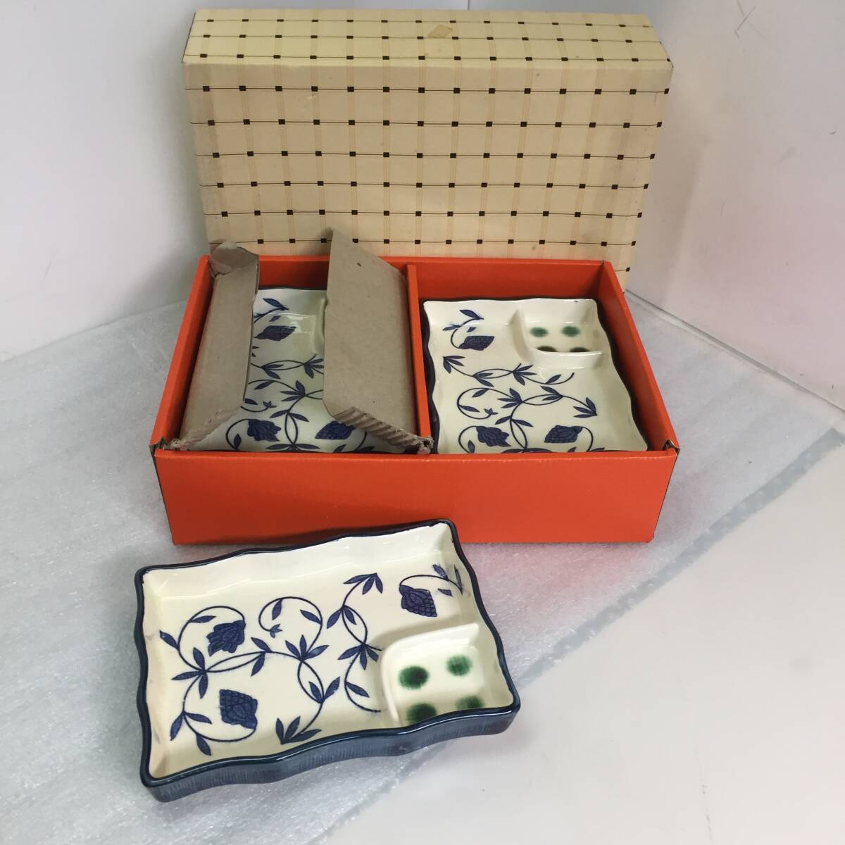 ※□【未使用保管品】角皿 長角皿 刺身皿 5皿セット 醤油入れ 華絵 デザイン皿 19×14.5×3cm 食器 陶磁器 オリジナル箱あり 【現状渡し】 拍卖