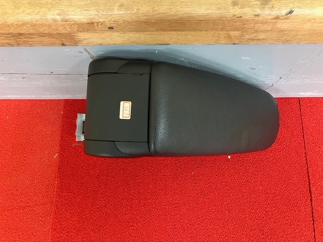 北海道発!!アウディ A4アバント 8EBWEF 純正 アームレスト 売切!!拍卖