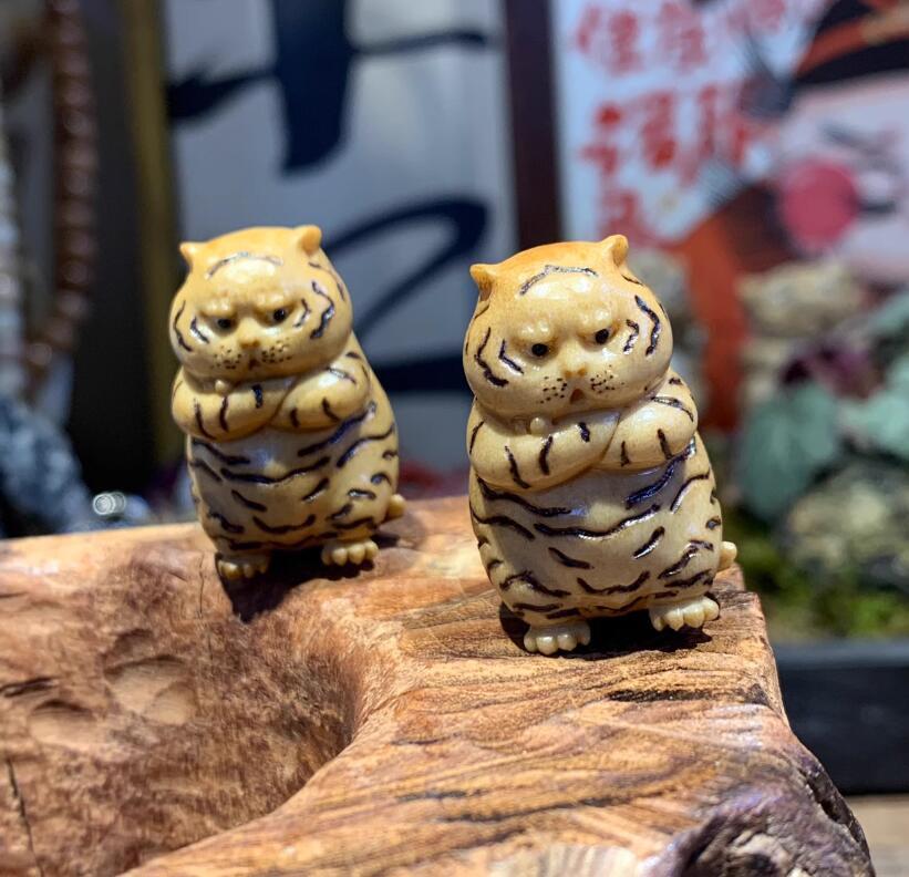 新入荷新品新作【虎】提げ物 鹿角彫 根付 東洋彫刻 現代根付(検索用:彫刻/印籠 提げ物 煙草入れ/緒締め/帯留め)拍卖