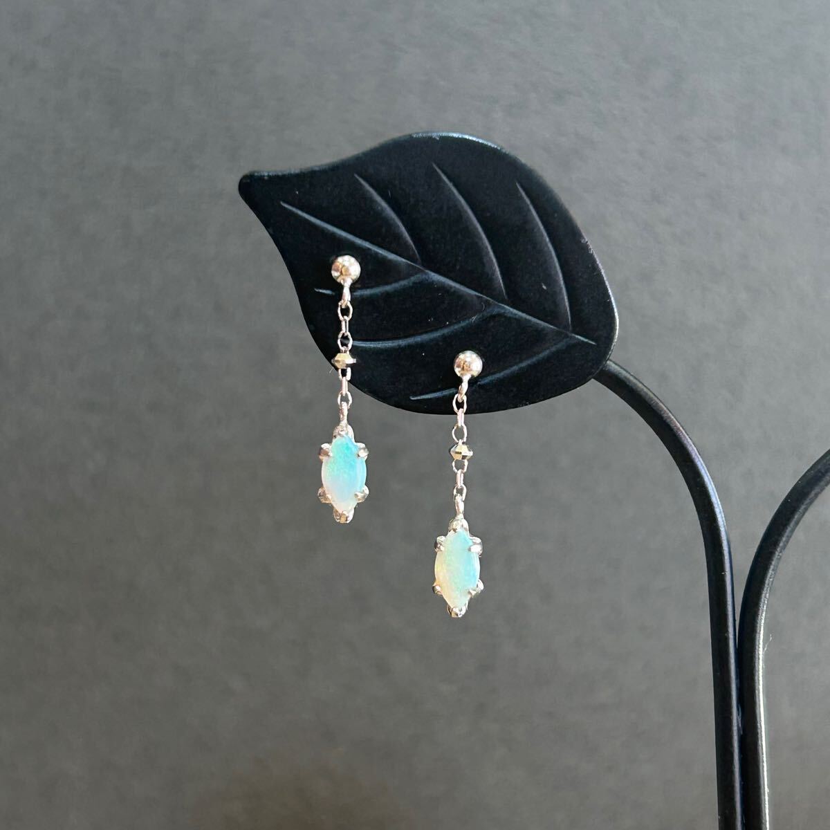 【新品】K18WG★デザインピアス オパール 18金ホワイトゴールド カボションカット 揺れる 拍卖