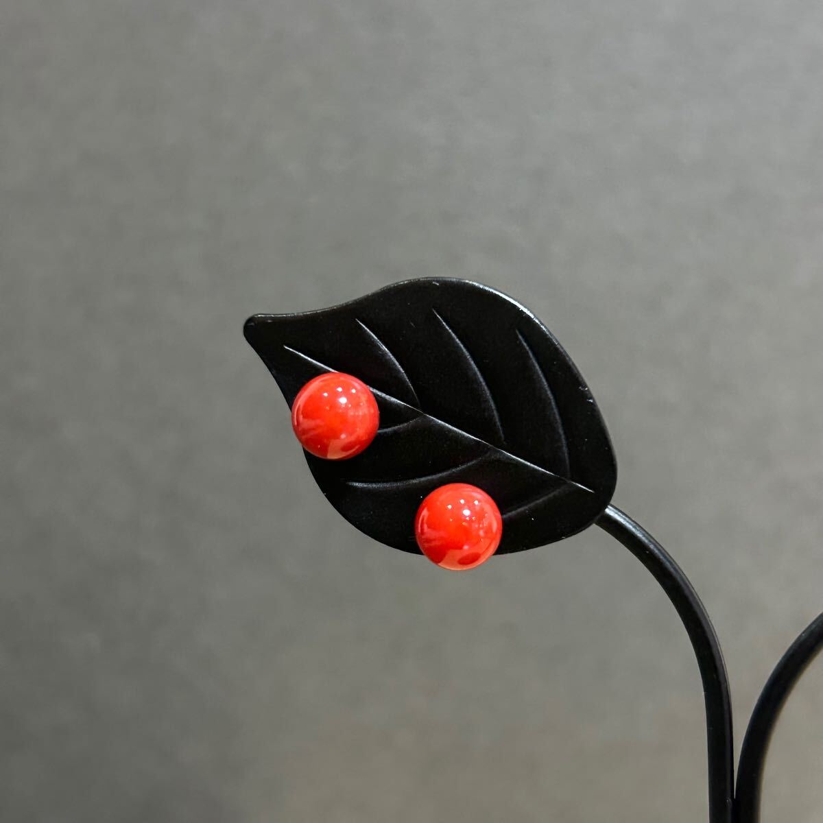 【新品】K18WG★赤珊瑚ピアス 18金ホワイトゴールド 赤サンゴ コーラル 丸玉 キャッチ ①拍卖