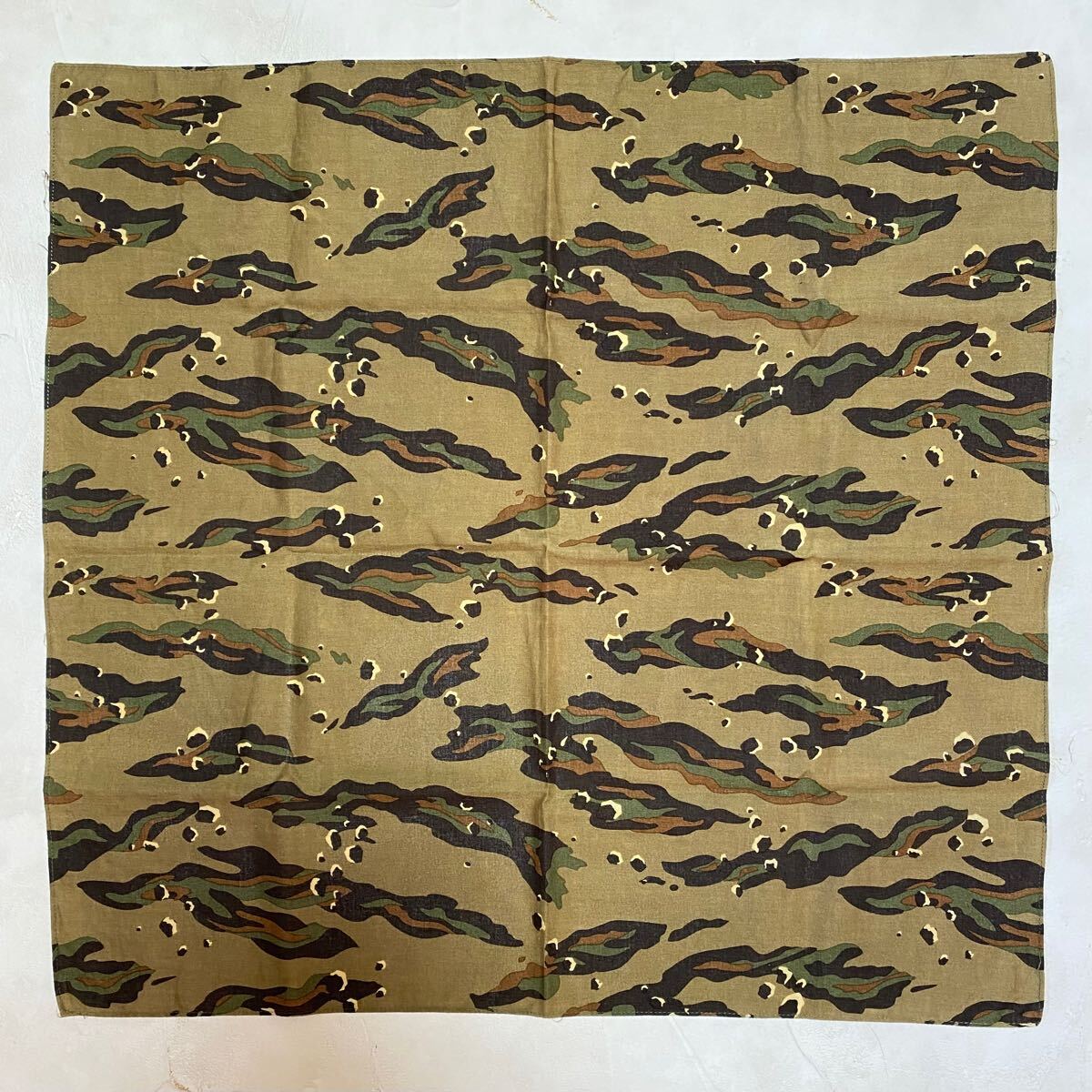 【アンダーカバー UNDERCOVER 01SS CHAOTIC DISCORD 嵌め絵期 迷彩 バンダナ ハンカチ カモ柄 騙し絵 artscabut期 5685 JUN TAKAHASHI】拍卖