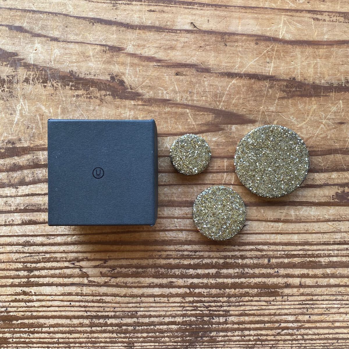 【アンダーカバー UNDERCOVERISM 06AW but beautiful Ⅴ guruguru 金 ゴールド ラメ バッジ 3個セット artscabut期 5685 JUN TAKAHASHI】拍卖