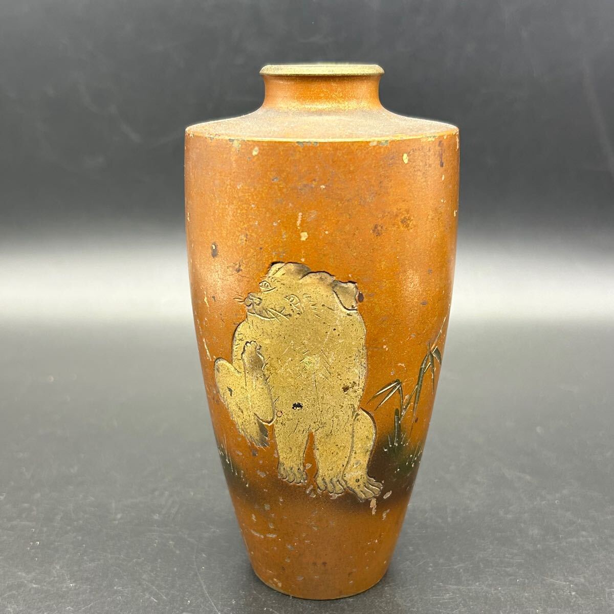 真山銘 古銅 象嵌犬図花瓶 花器 花入 時代 タ16-10拍卖