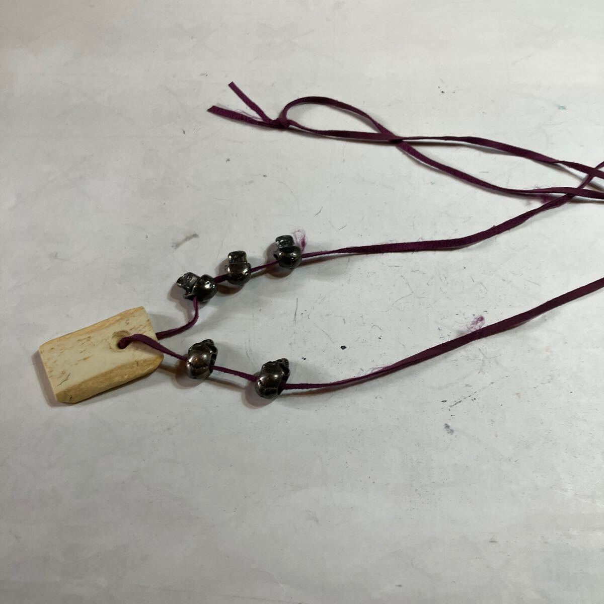 ネックレス パンク 白っぽいのは骨 金属製の骸骨が5個 新品 拍卖