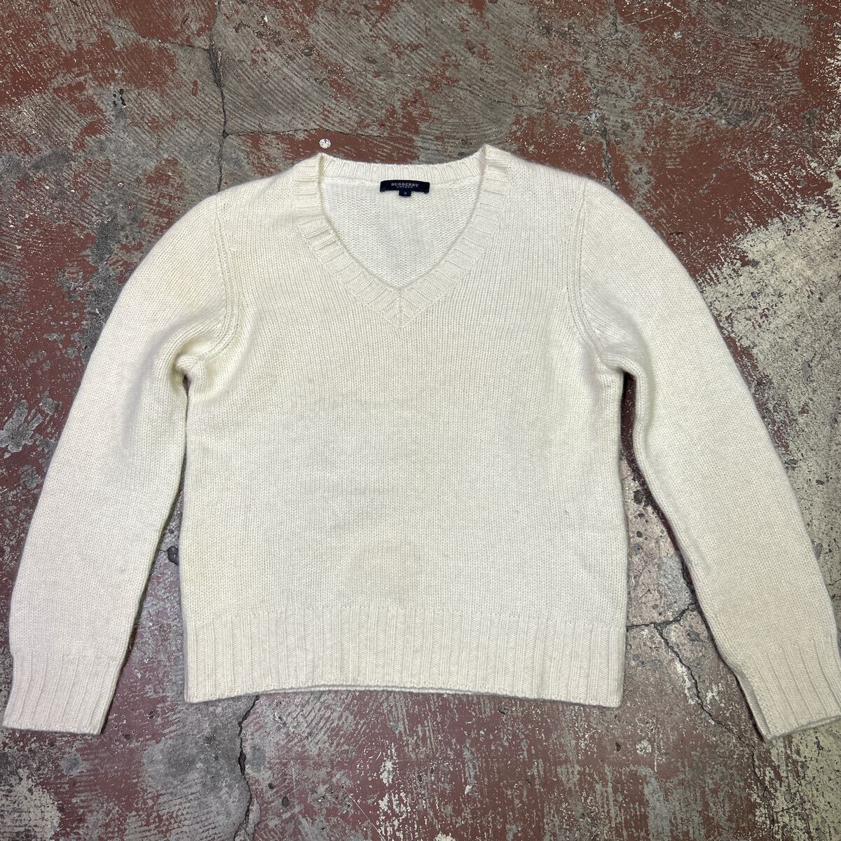 burberry london バーバリー カシミヤ100 Vネック ニット セーター 生成り 2 レディース 八e1 拍卖