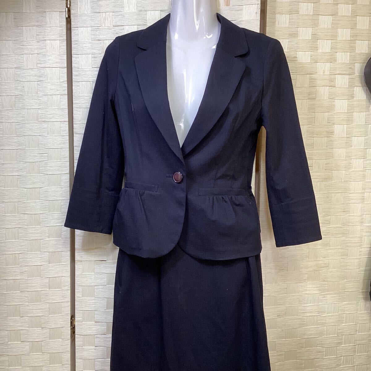 黒のテーラードジャケットとペプラムスカートのセットアップ。 9サイズ (し12拍卖