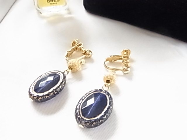 ★ビンテージ/ヴィンテージ 紺色トーンのストーン調にラメ入りのようにキラキラのゴールドトーン玉が綺麗 レトロのイヤリング拍卖