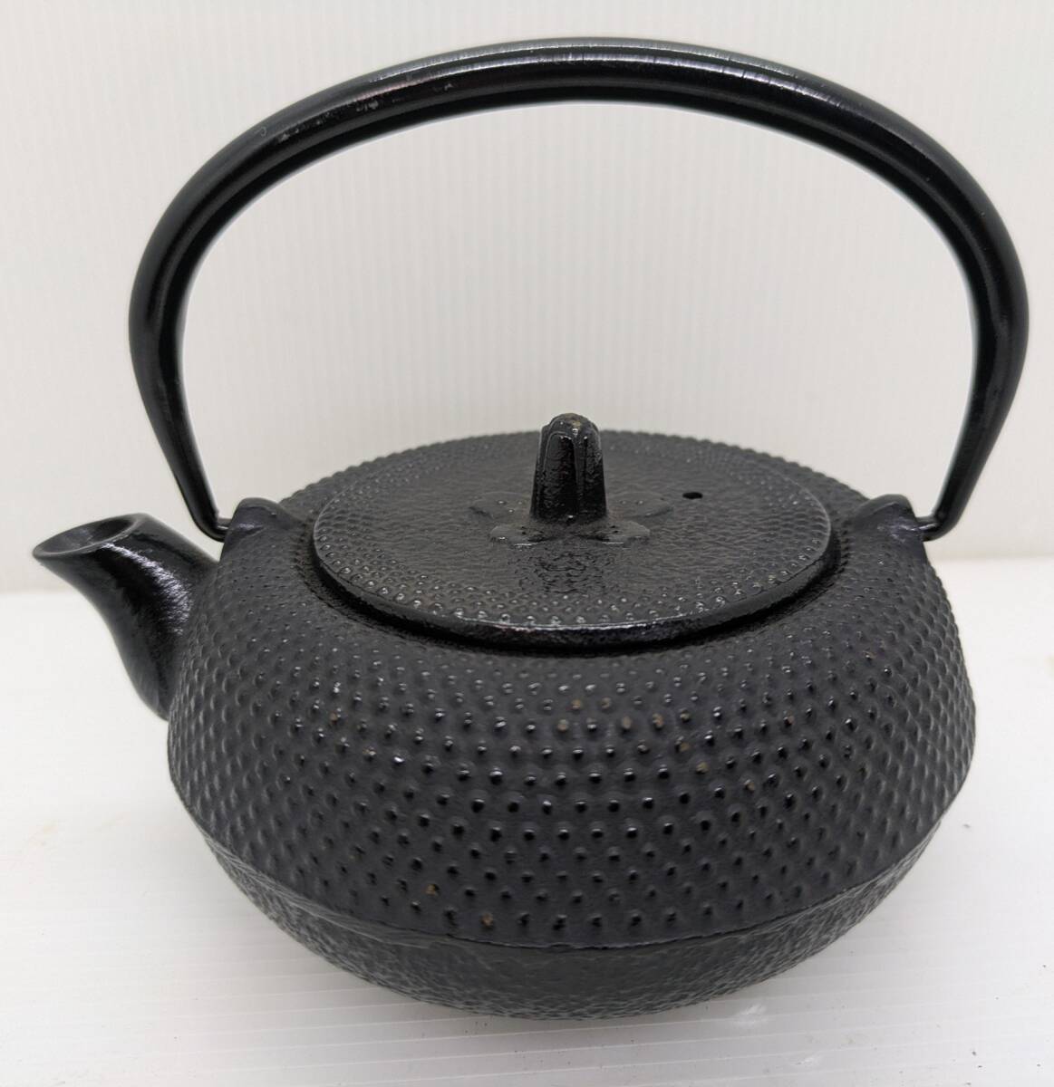No.287●鉄急須●未使用品に近い●伝統工芸●レトロ●あられ●民芸品●鉄器●鉄瓶●茶道●かご付き●桜拍卖
