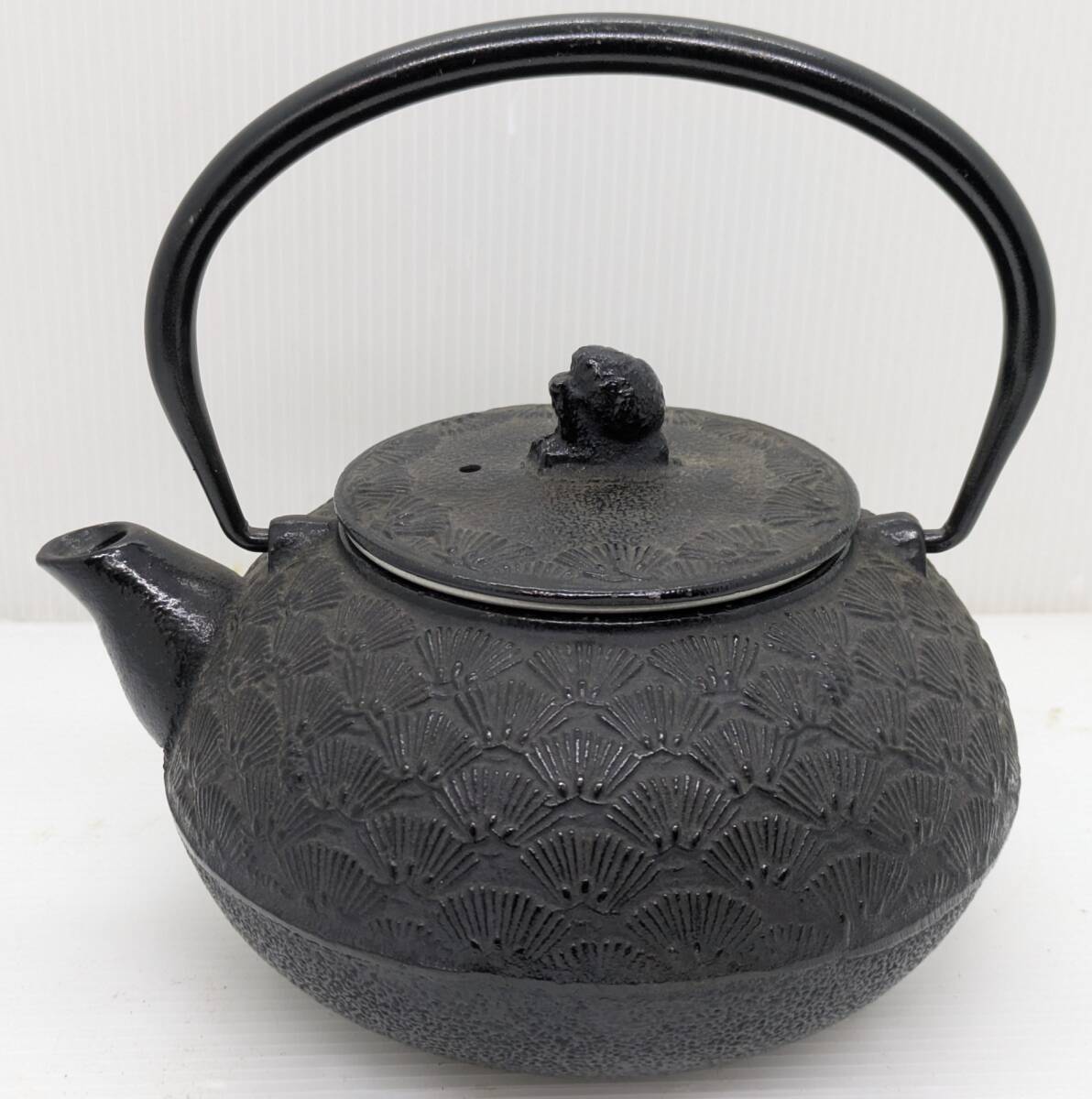 No.289●鉄急須●未使用品に近い●伝統工芸●レトロ●民芸品●鉄器●鉄瓶●茶道●かご付き拍卖