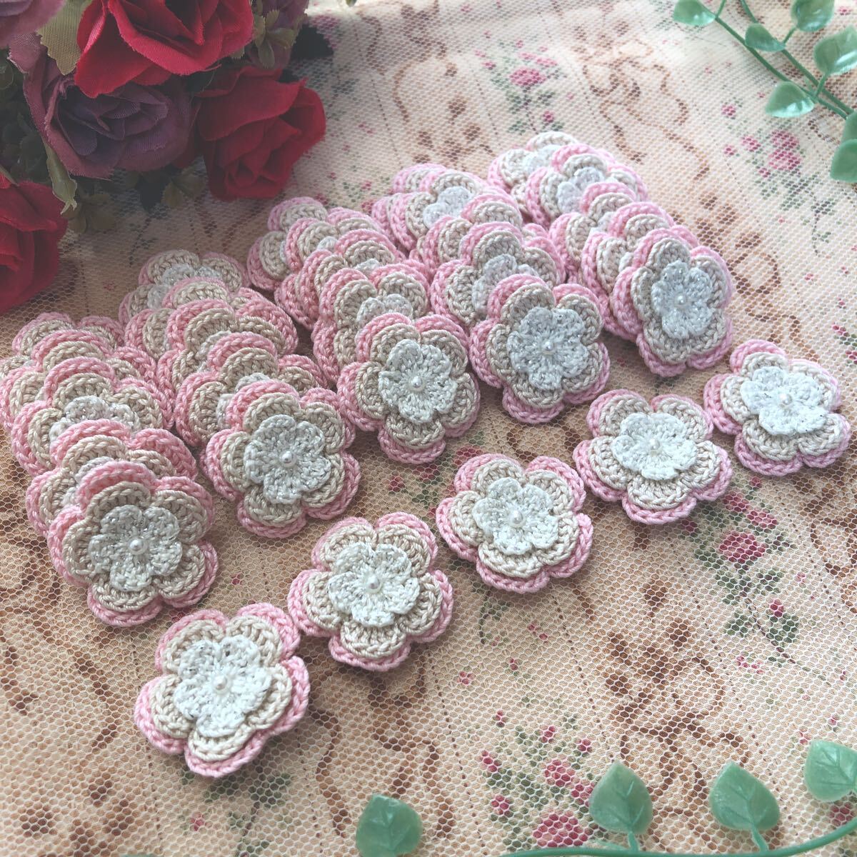 (No.200)☆ハンドメイド☆可愛い3重お花(^^)30枚【3色タイプ】モチーフ パーツ等に拍卖