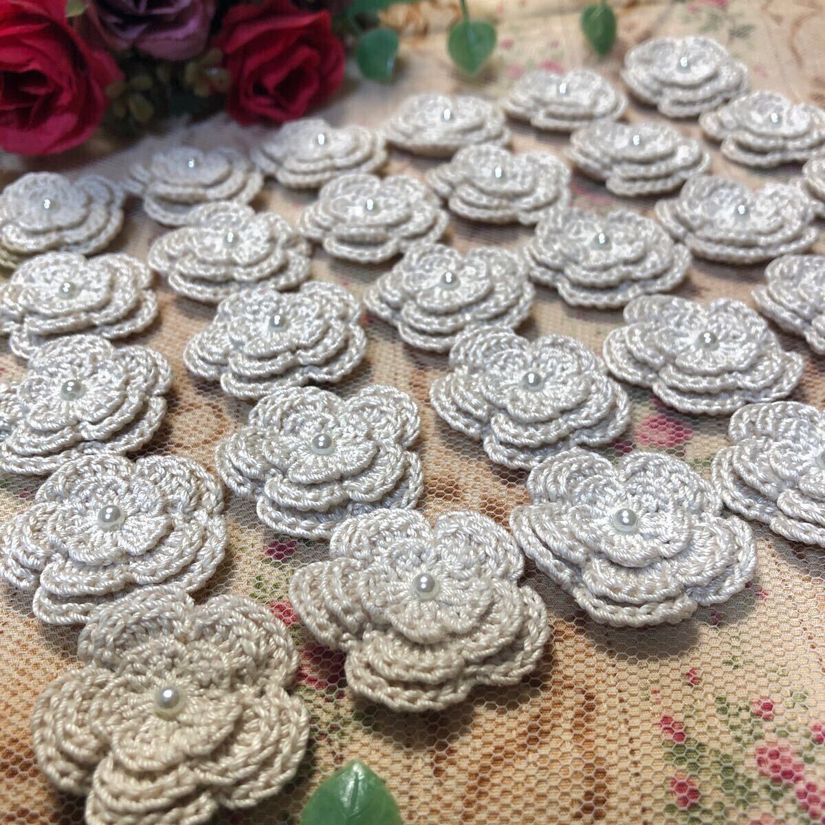 (No.72)☆ハンドメイド☆可愛い3重お花(^^)30枚【クリームベージュ】モチーフ パーツ等に 編み重ねタイプ拍卖