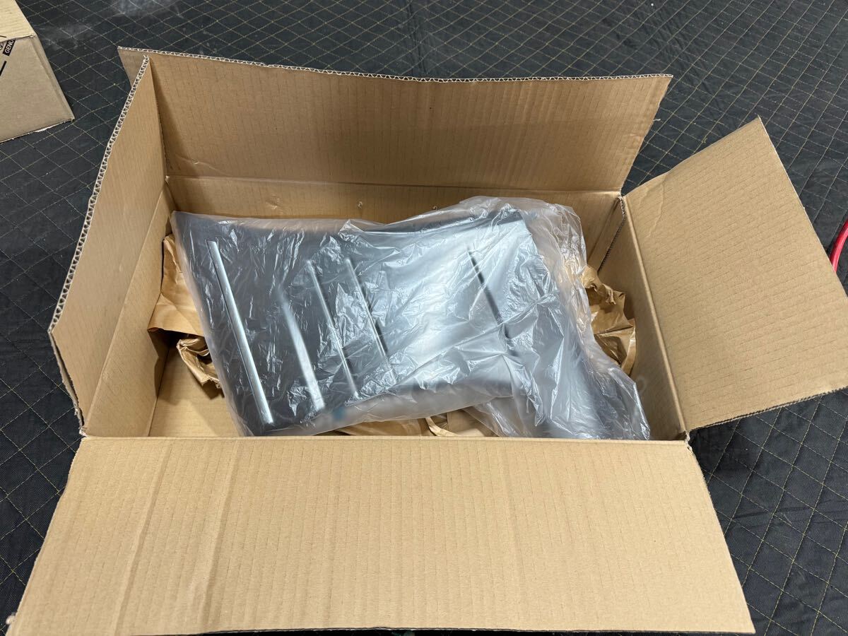 新品 トヨタ純正 ランドクルーザー100 右フロントフェンダーモールディング 品番 75085-60011-H2拍卖