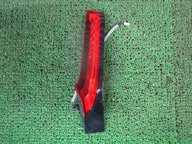 フィット DAA-GP5 左テールランプ 内側 34155-T5A-N01 スタンレー W3696 /42152拍卖