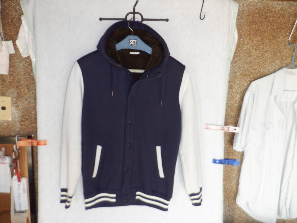 GU ジーユー 防寒ジャケット 濃紺と白(オフホワイト)のツートンカラー 厚手 裏地は起毛ボア Mサイズ 拍卖