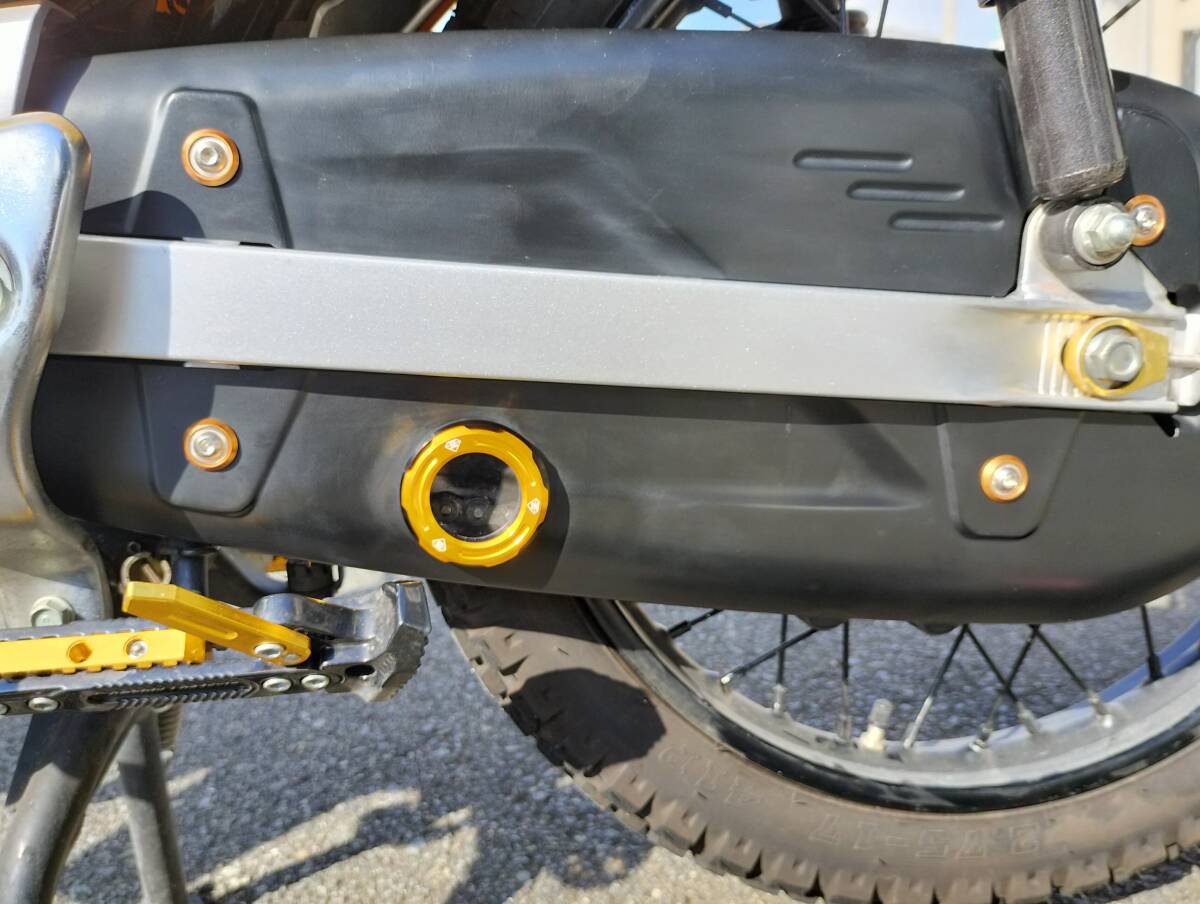 クロスカブ用 アルミ削り出し チェーンケースキャップ ゴールド JA10 JA45 JA60拍卖