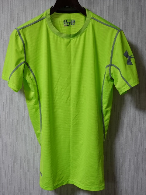 ■1229■UNDER ARMOUR アンダーアーマー ヒートギア フィッティドエンボスショートスリーブシャツ LG MFT6720●拍卖
