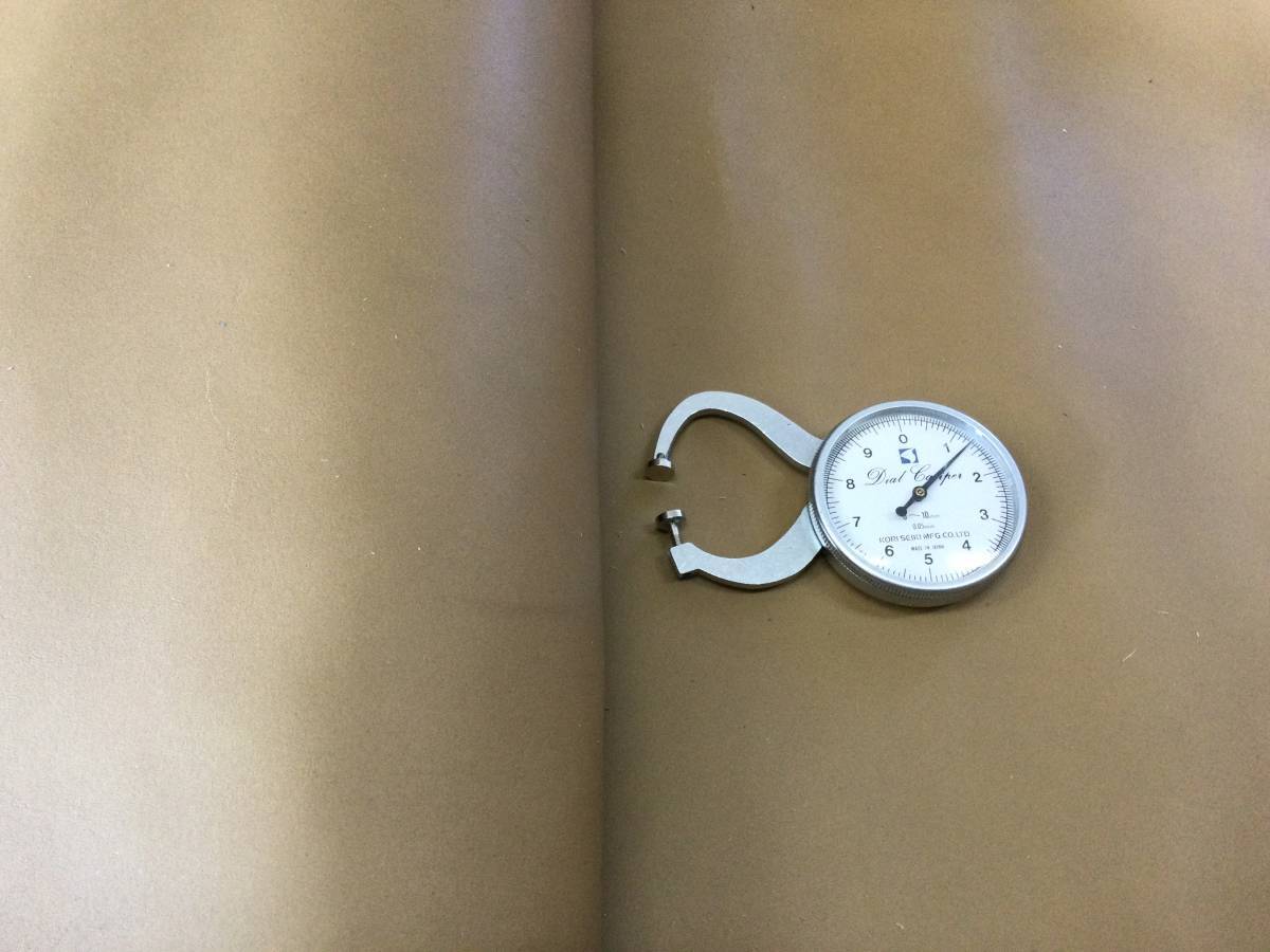 【SALE】A44革 皮/牛 スムース サンドベージュ 90ds 2.0mm~2.4mm/格安拍卖